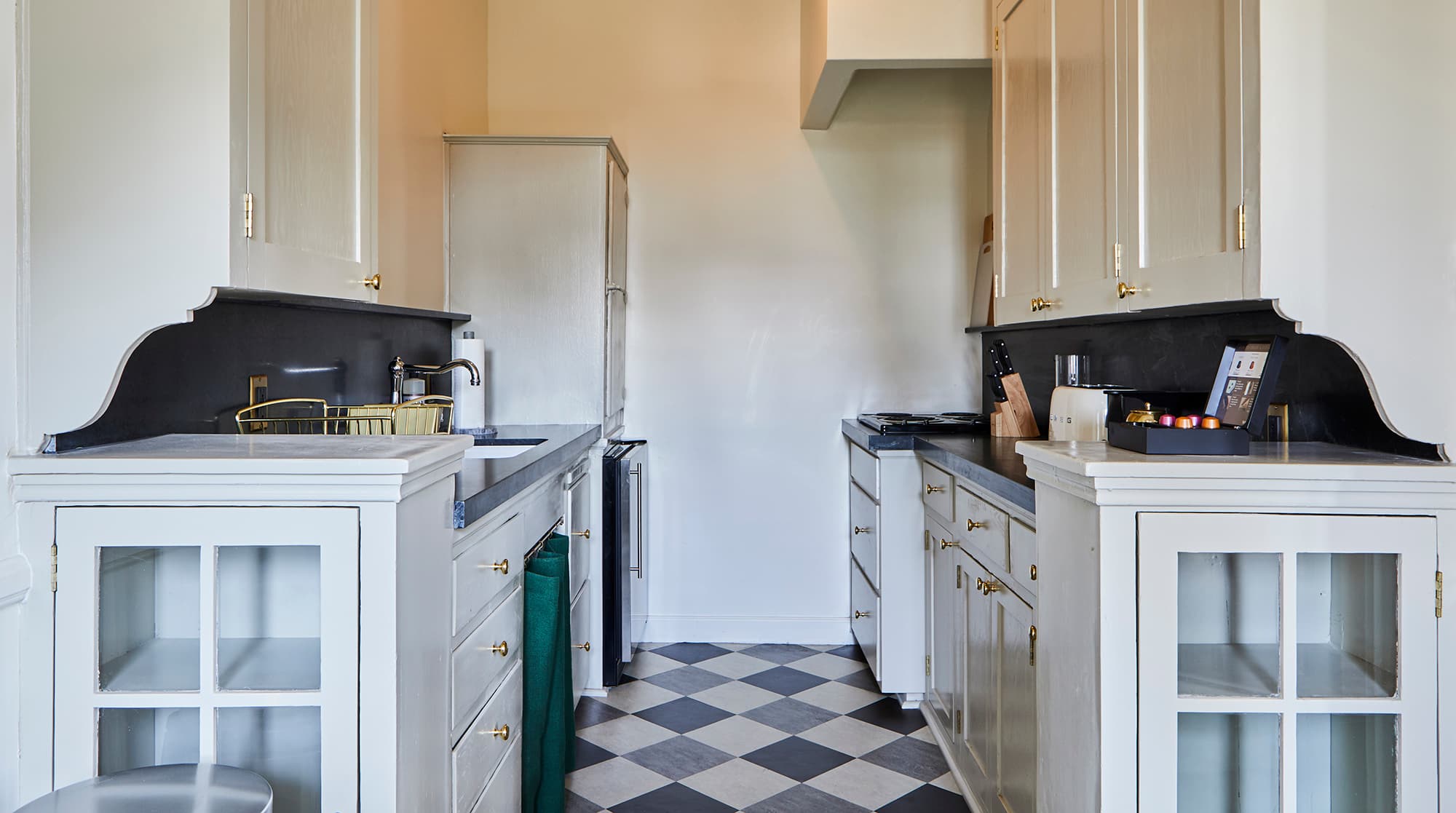 Franklin Village, Los Angeles — Luxury furnished apartment in Franklin Village, Los Angeles