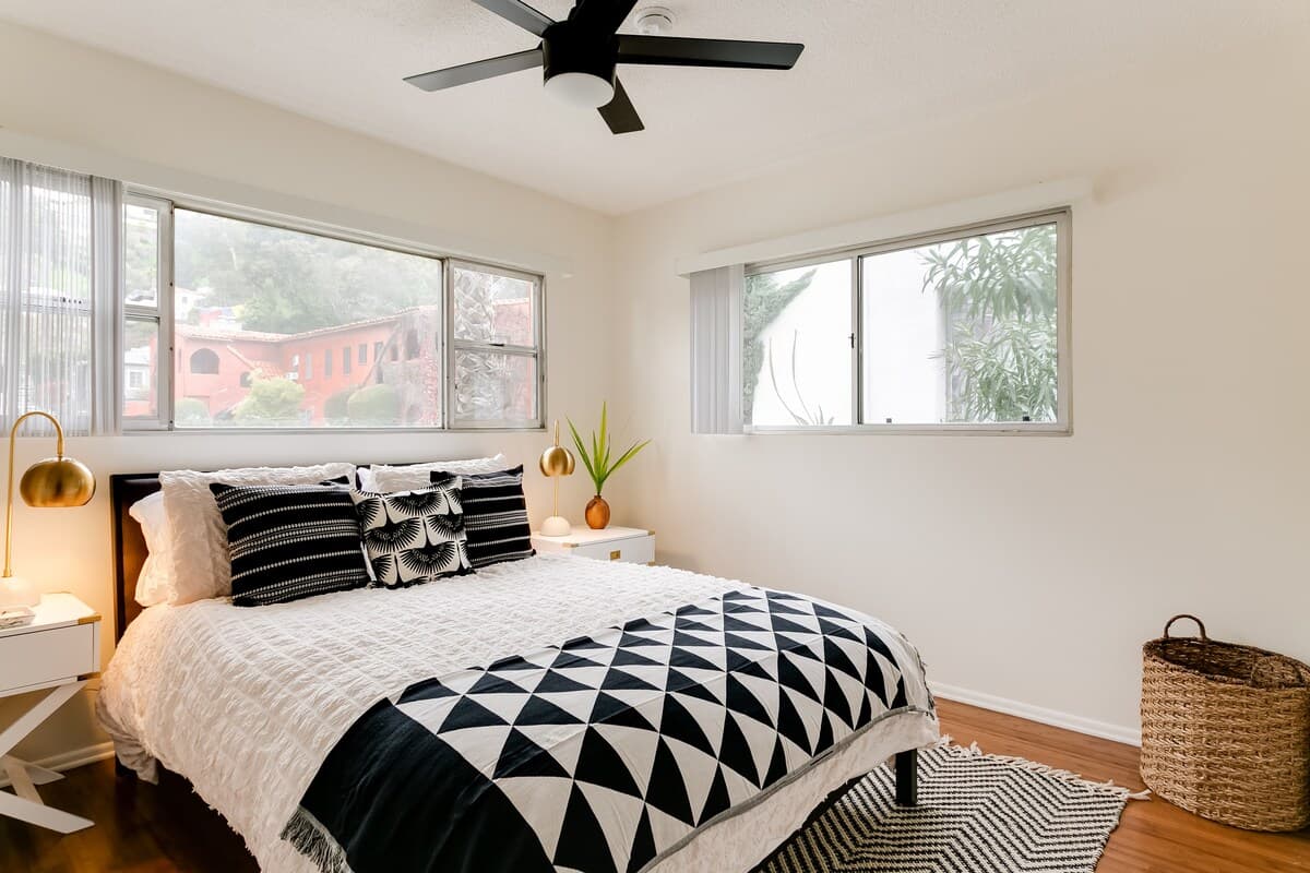 Franklin Village, Los Angeles — Luxury furnished apartment in Franklin Village, Los Angeles