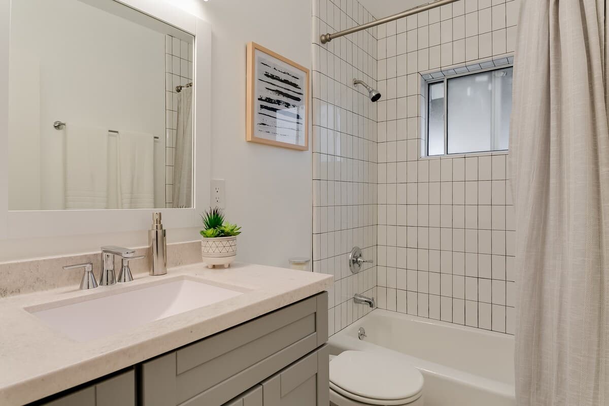 Franklin Village, Los Angeles — Luxury furnished apartment in Franklin Village, Los Angeles