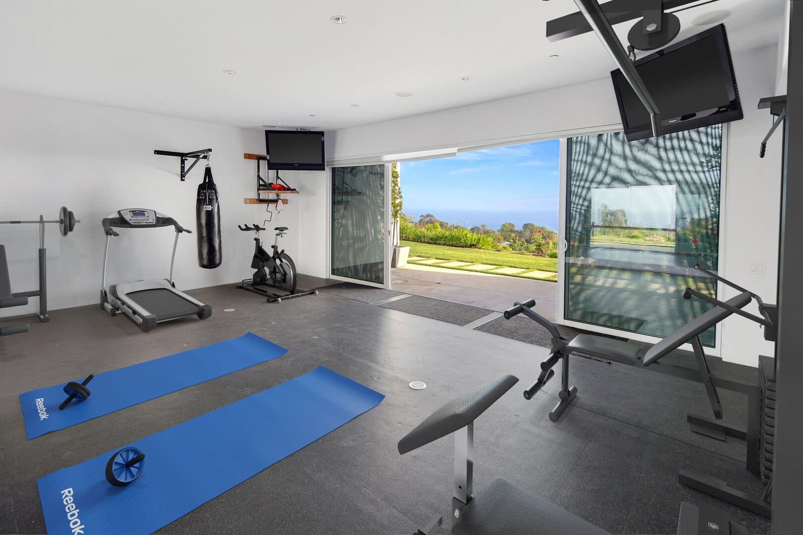 Inland Malibu, Los Angeles — Luxury furnished apartment in Inland Malibu, Los Angeles