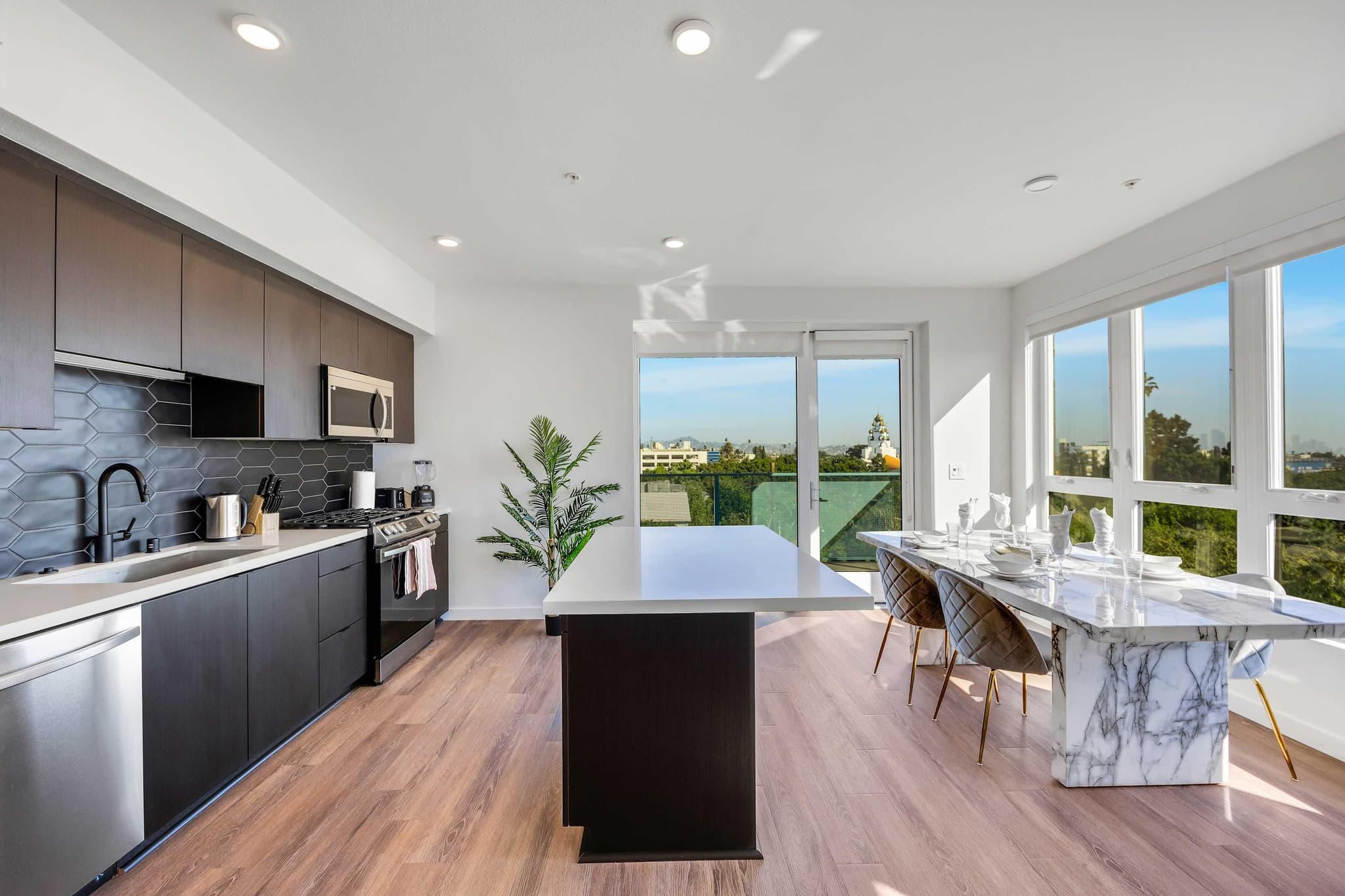 Franklin Village, Los Angeles — Luxury furnished apartment in Franklin Village, Los Angeles