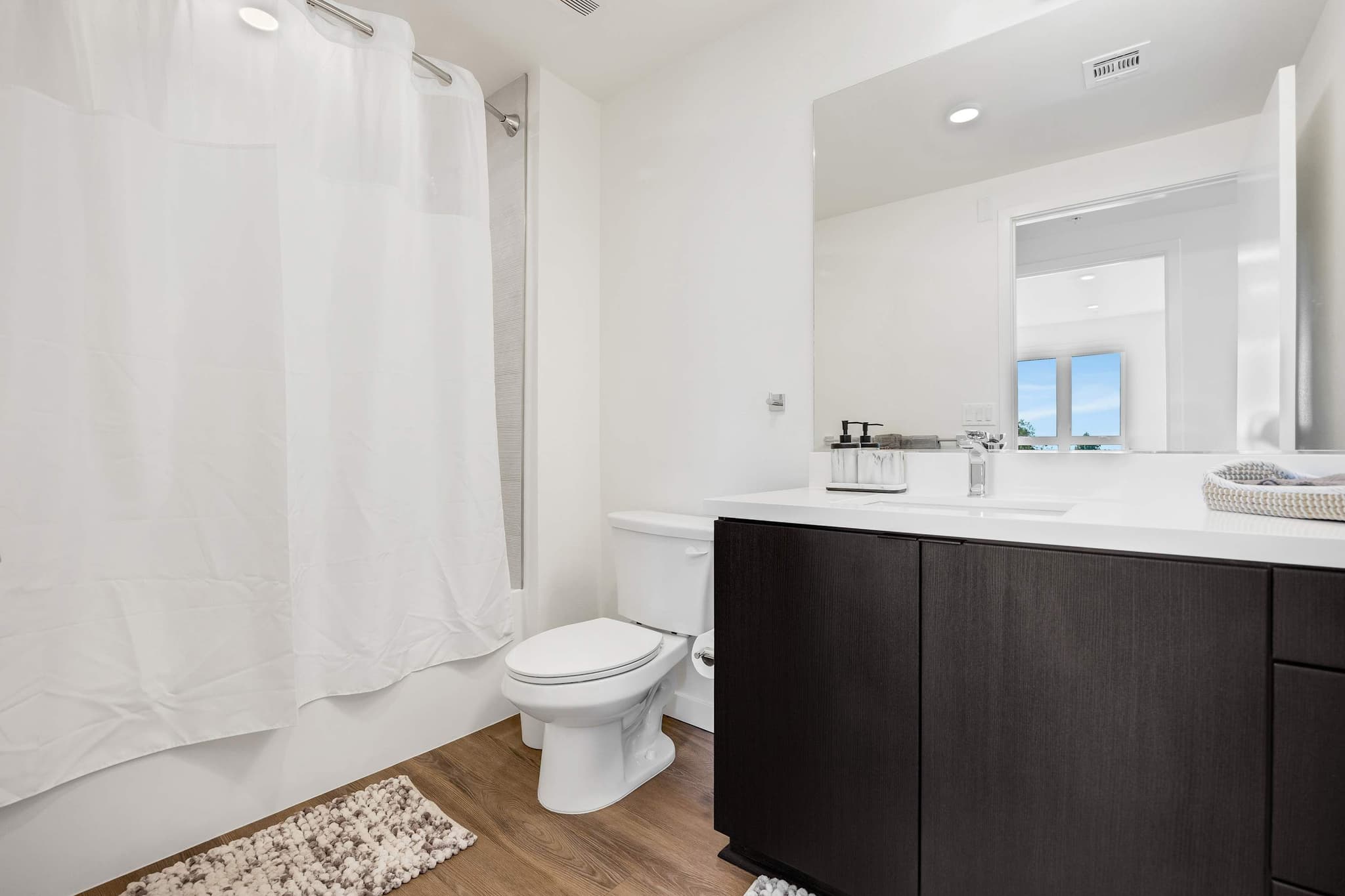 Franklin Village, Los Angeles — Luxury furnished apartment in Franklin Village, Los Angeles