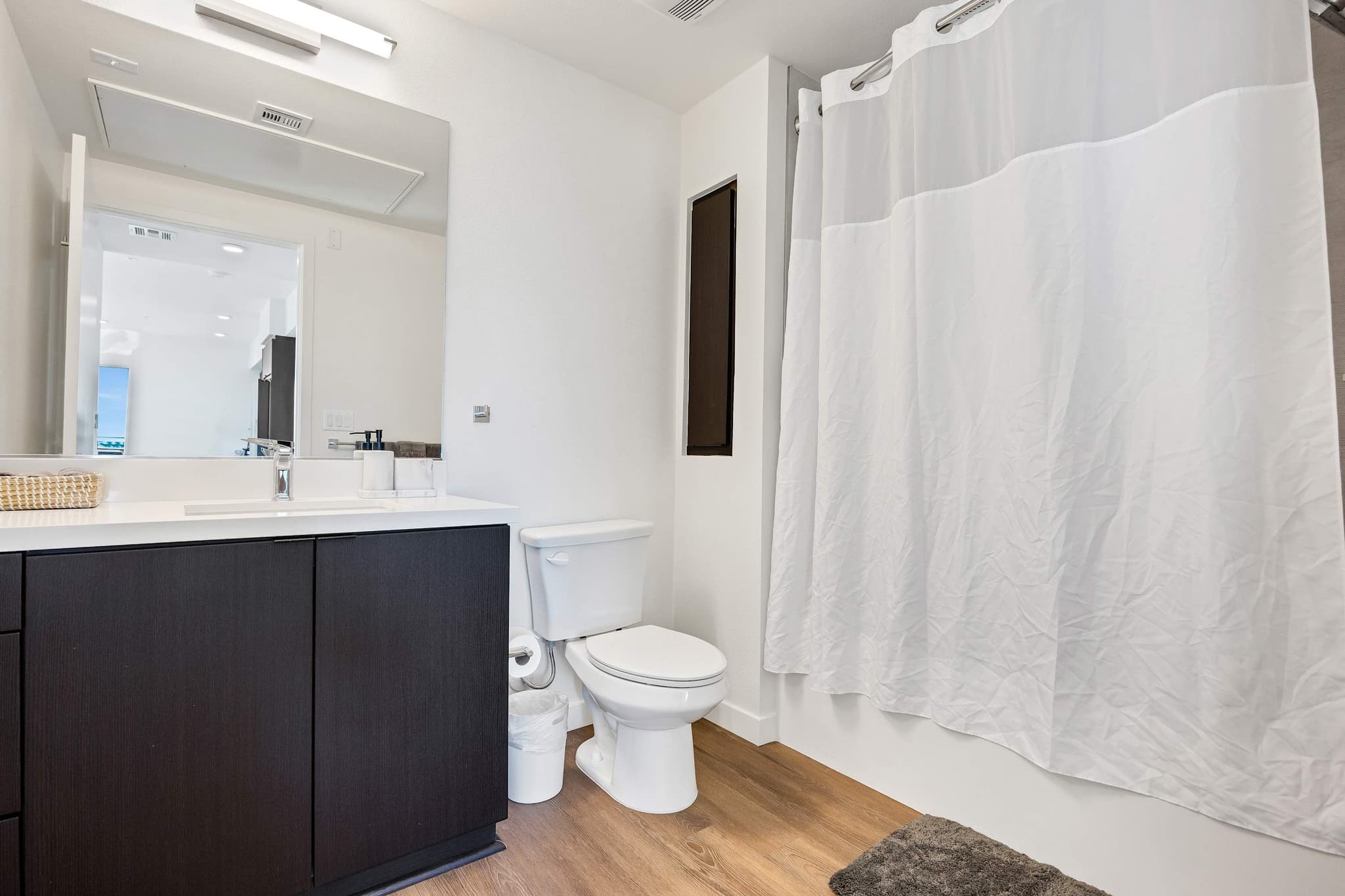 Franklin Village, Los Angeles — Luxury furnished apartment in Franklin Village, Los Angeles