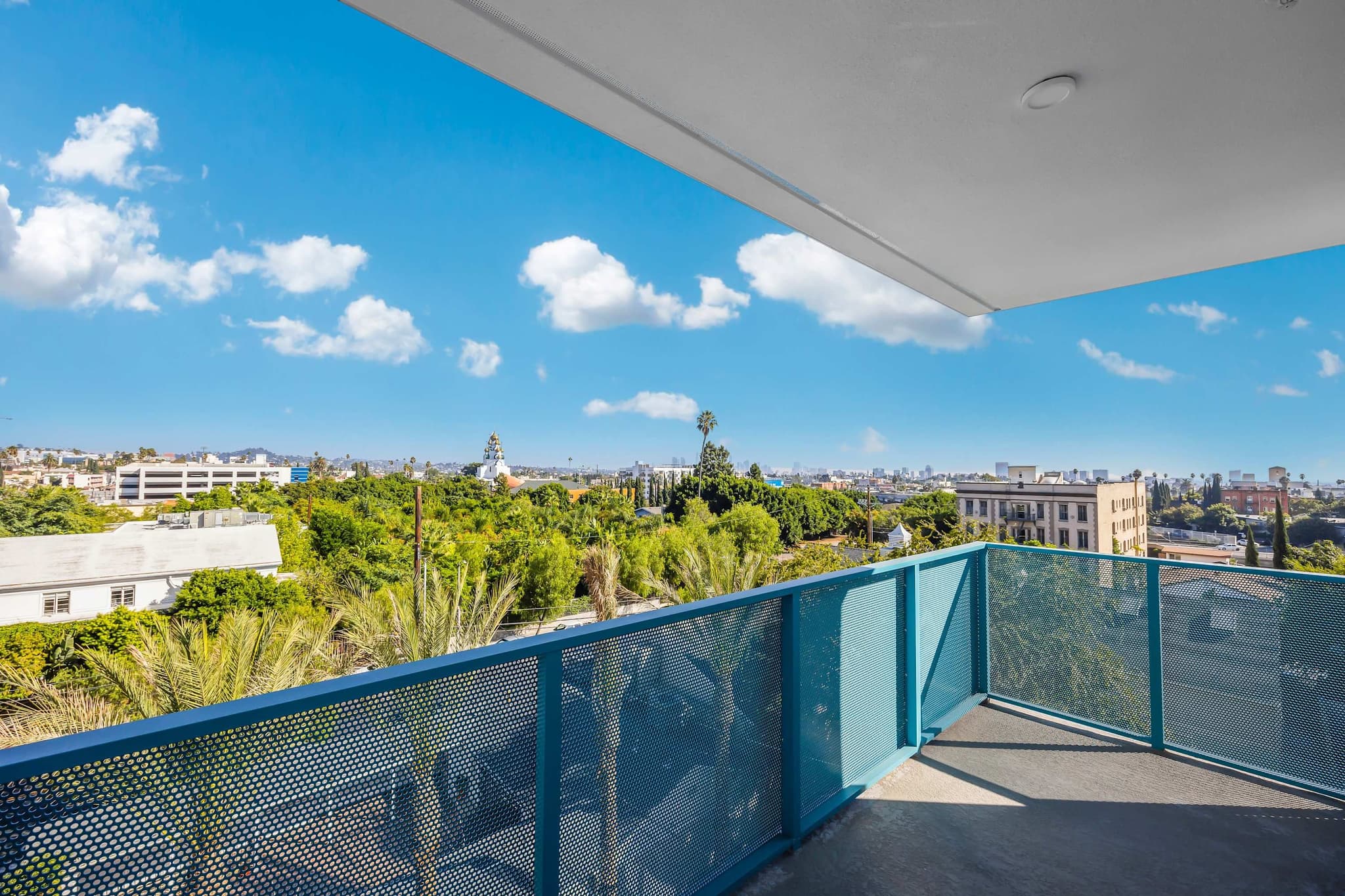 Franklin Village, Los Angeles — Luxury furnished apartment in Franklin Village, Los Angeles