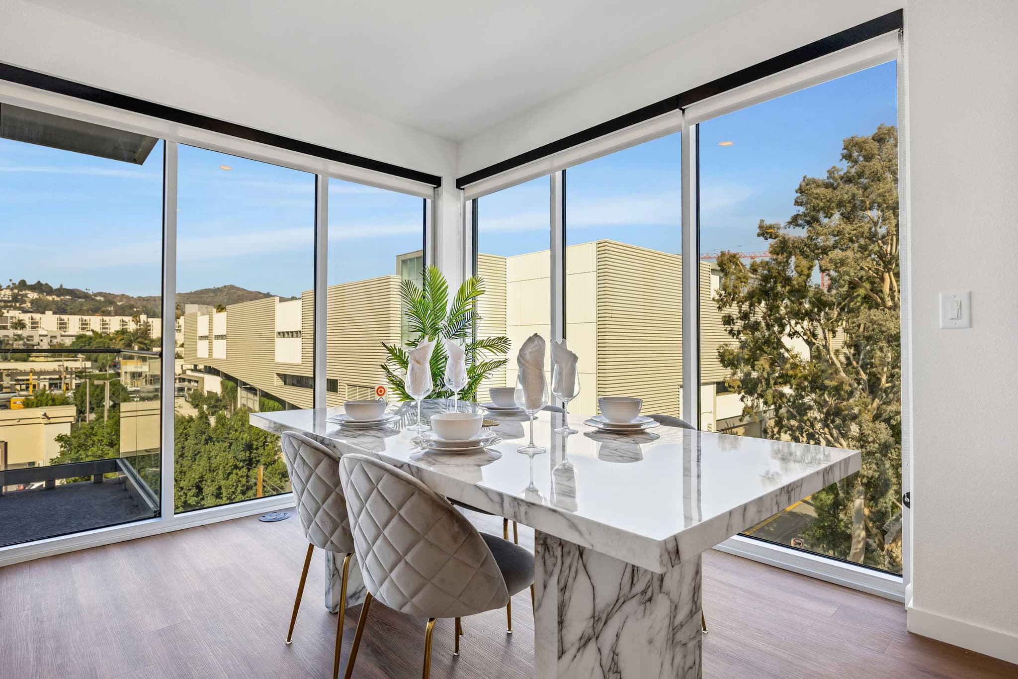 Franklin Village, Los Angeles — Luxury furnished apartment in Franklin Village, Los Angeles